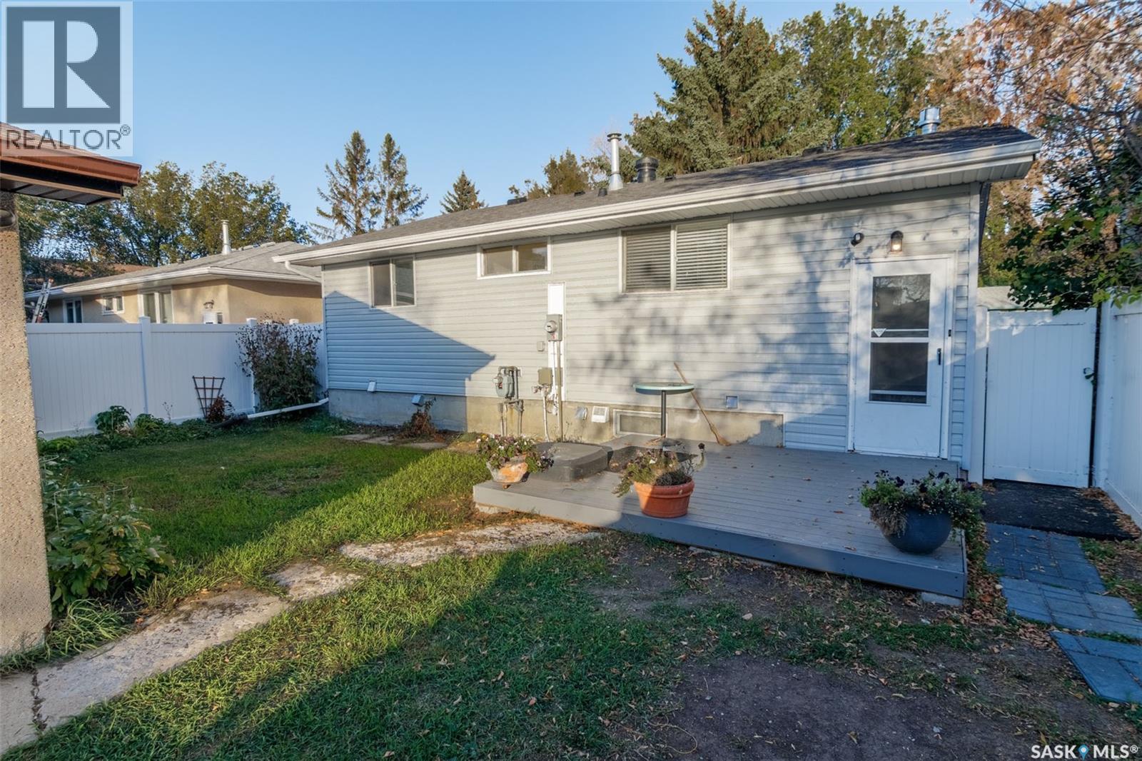 10 Mitchell Crescent, Regina, Saskatchewan  S4R 5G6 - Photo 2 - SK020493