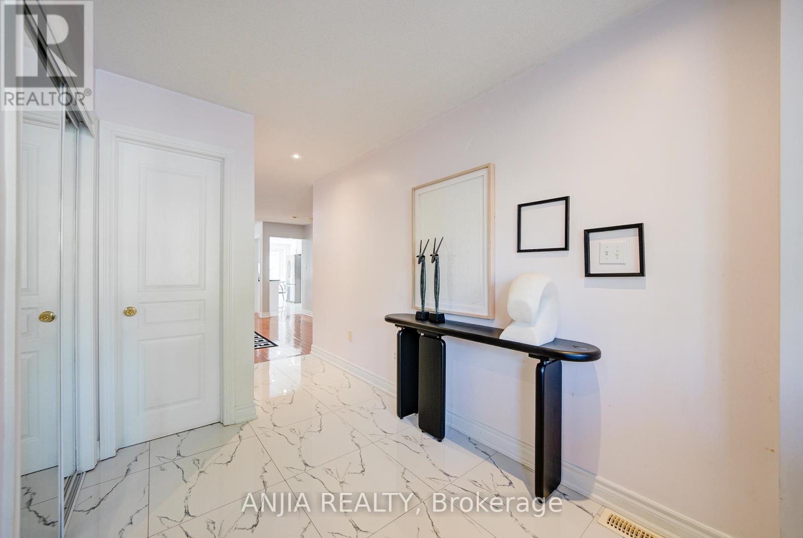 111 Viscount Drive, Markham, Ontario  L6C 2P3 - Photo 3 - N12454813