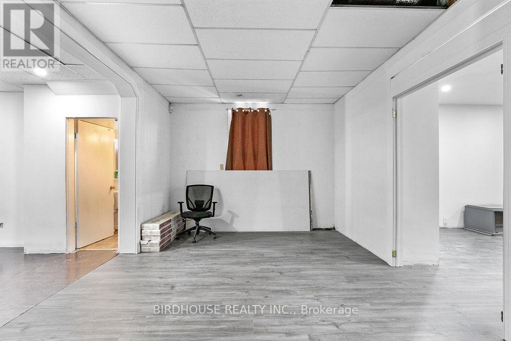 60 Lindsay Street S, Kawartha Lakes, Ontario  K9V 2M2 - Photo 11 - X12454944