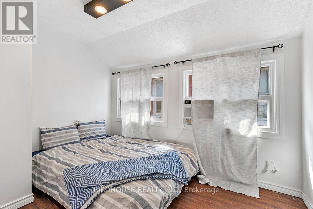 60 Lindsay Street S, Kawartha Lakes, Ontario  K9V 2M2 - Photo 17 - X12454944