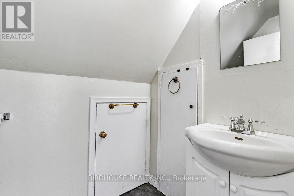 60 Lindsay Street S, Kawartha Lakes, Ontario  K9V 2M2 - Photo 21 - X12454944