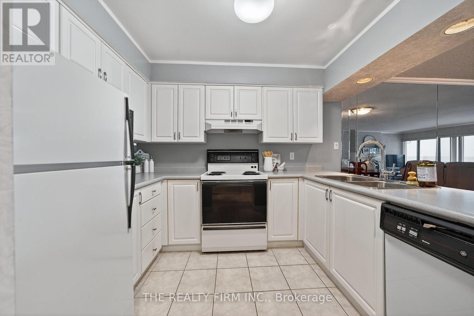604 - 9 Pine Street, Lambton Shores, Ontario  N0M 1T0 - Photo 11 - X12454925