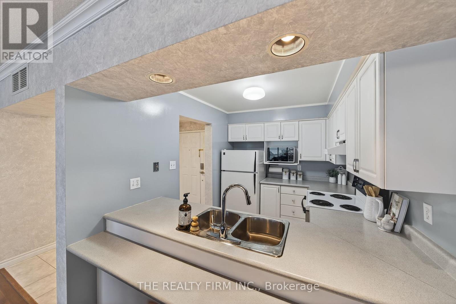 604 - 9 Pine Street, Lambton Shores, Ontario  N0M 1T0 - Photo 13 - X12454925