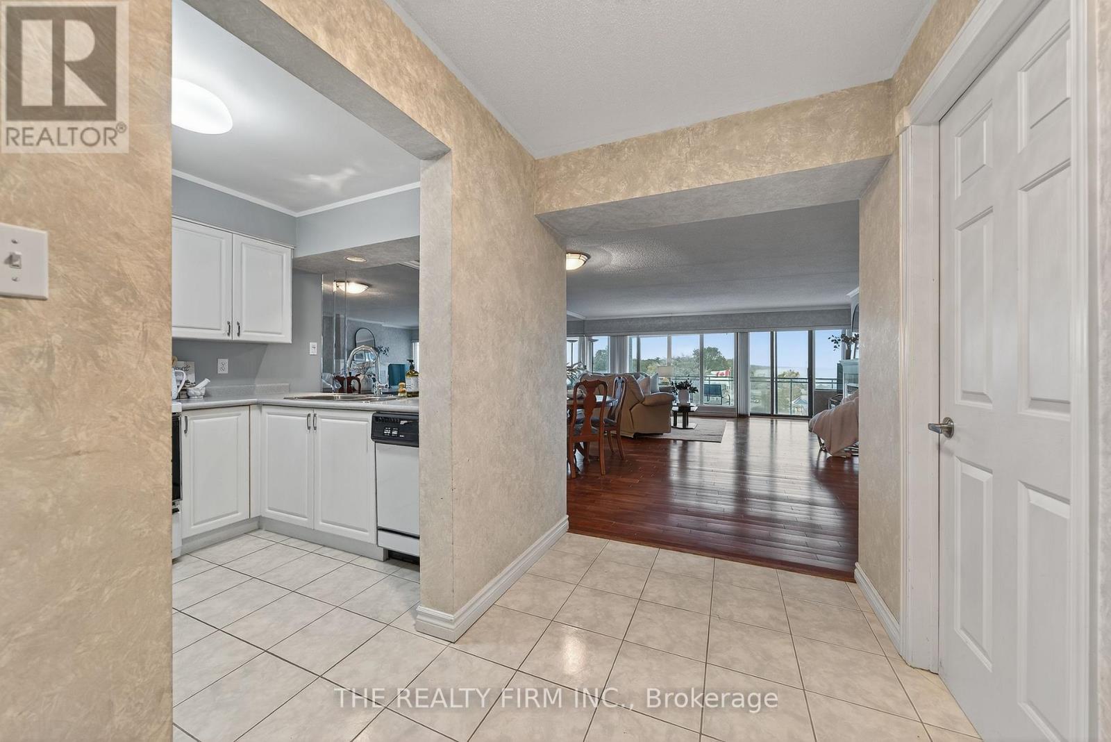 604 - 9 Pine Street, Lambton Shores, Ontario  N0M 1T0 - Photo 9 - X12454925