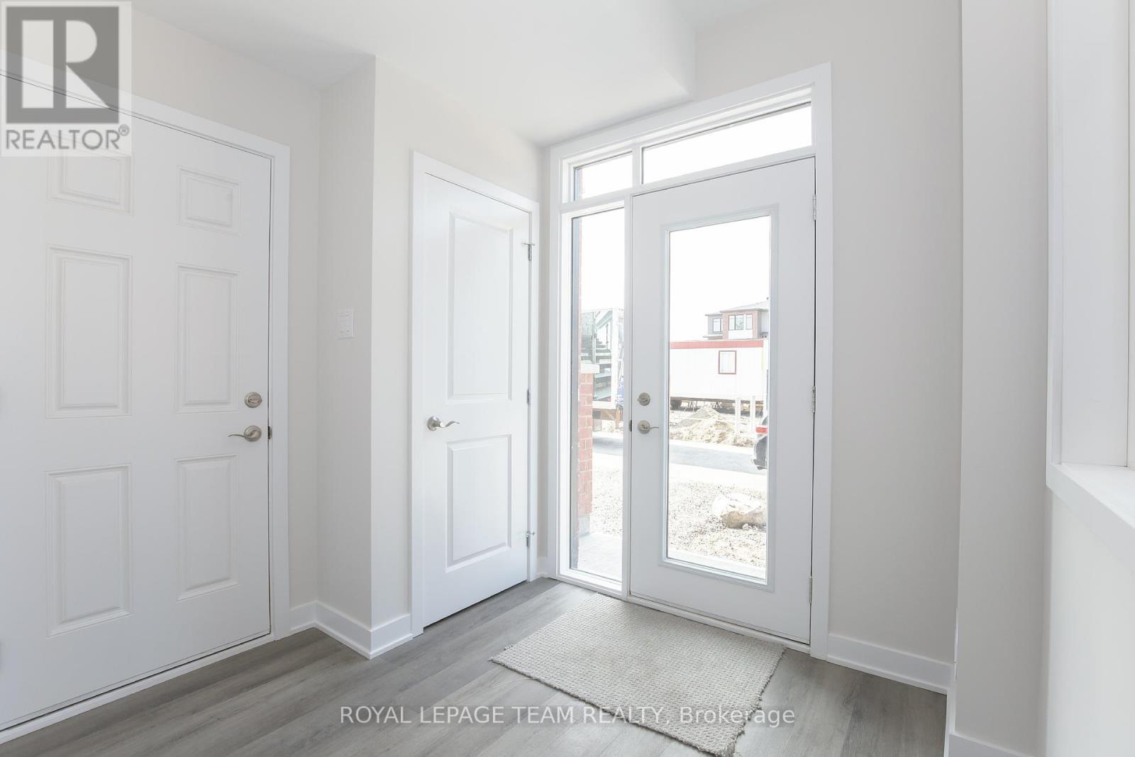 206 Tussock Private, Ottawa, Ontario  K1X 0G7 - Photo 2 - X12455005