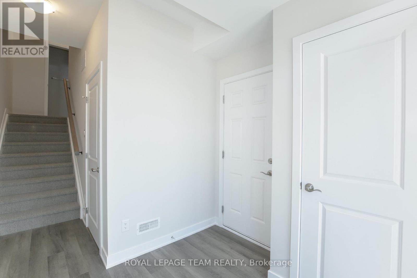 206 Tussock Private, Ottawa, Ontario  K1X 0G7 - Photo 3 - X12455005
