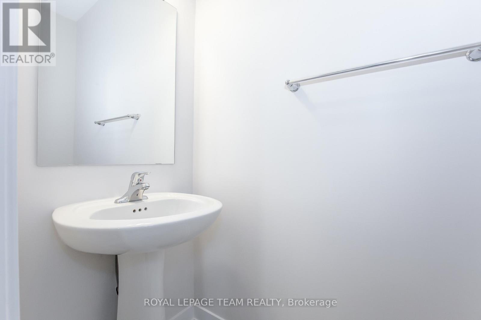206 Tussock Private, Ottawa, Ontario  K1X 0G7 - Photo 4 - X12455005