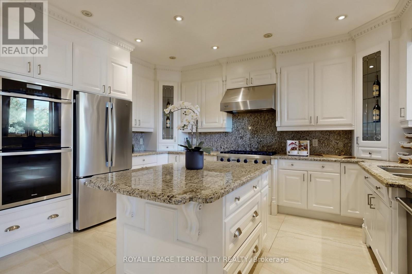 12 Highland Hill, Toronto, Ontario  M6A 2P8 - Photo 10 - W12454830
