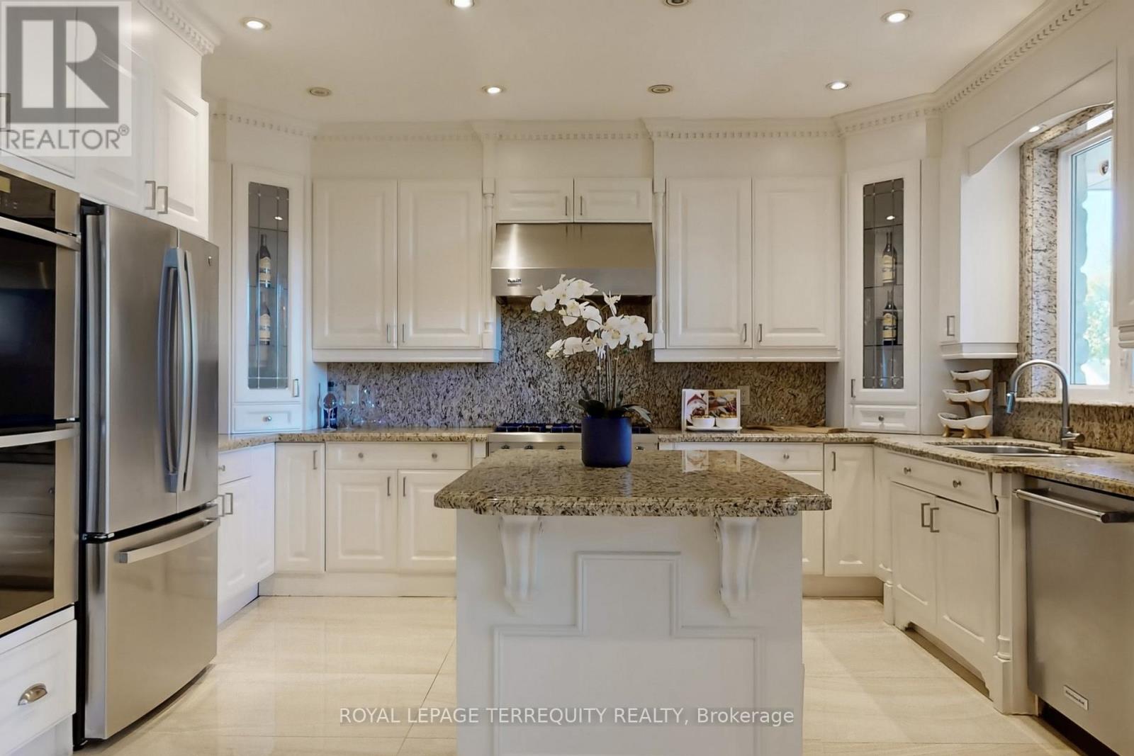 12 Highland Hill, Toronto, Ontario  M6A 2P8 - Photo 11 - W12454830