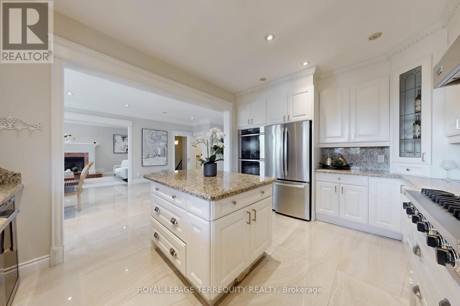 12 Highland Hill, Toronto, Ontario  M6A 2P8 - Photo 12 - W12454830