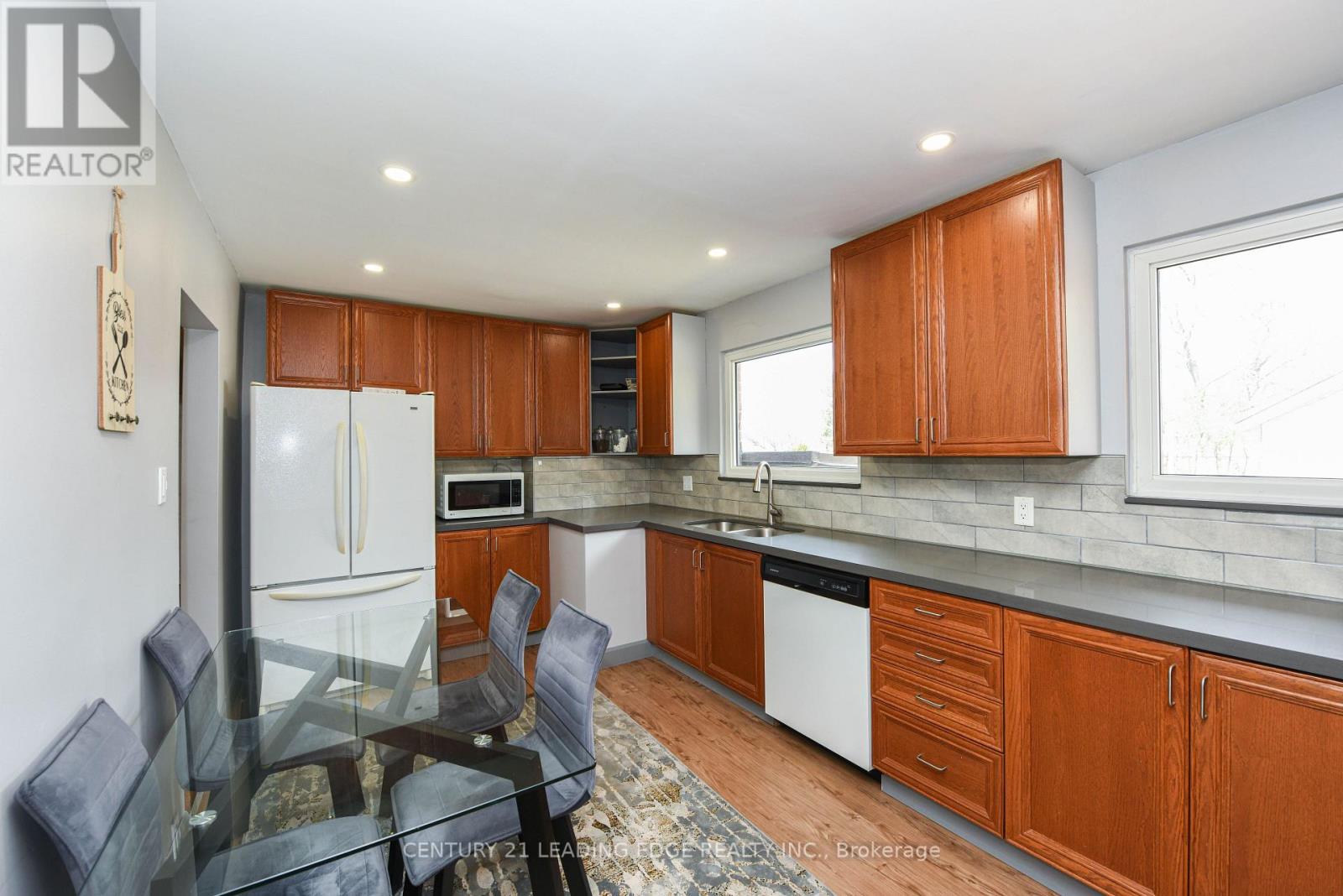 34 Paragon Road, Toronto, Ontario  M9R 1J8 - Photo 8 - W12276958
