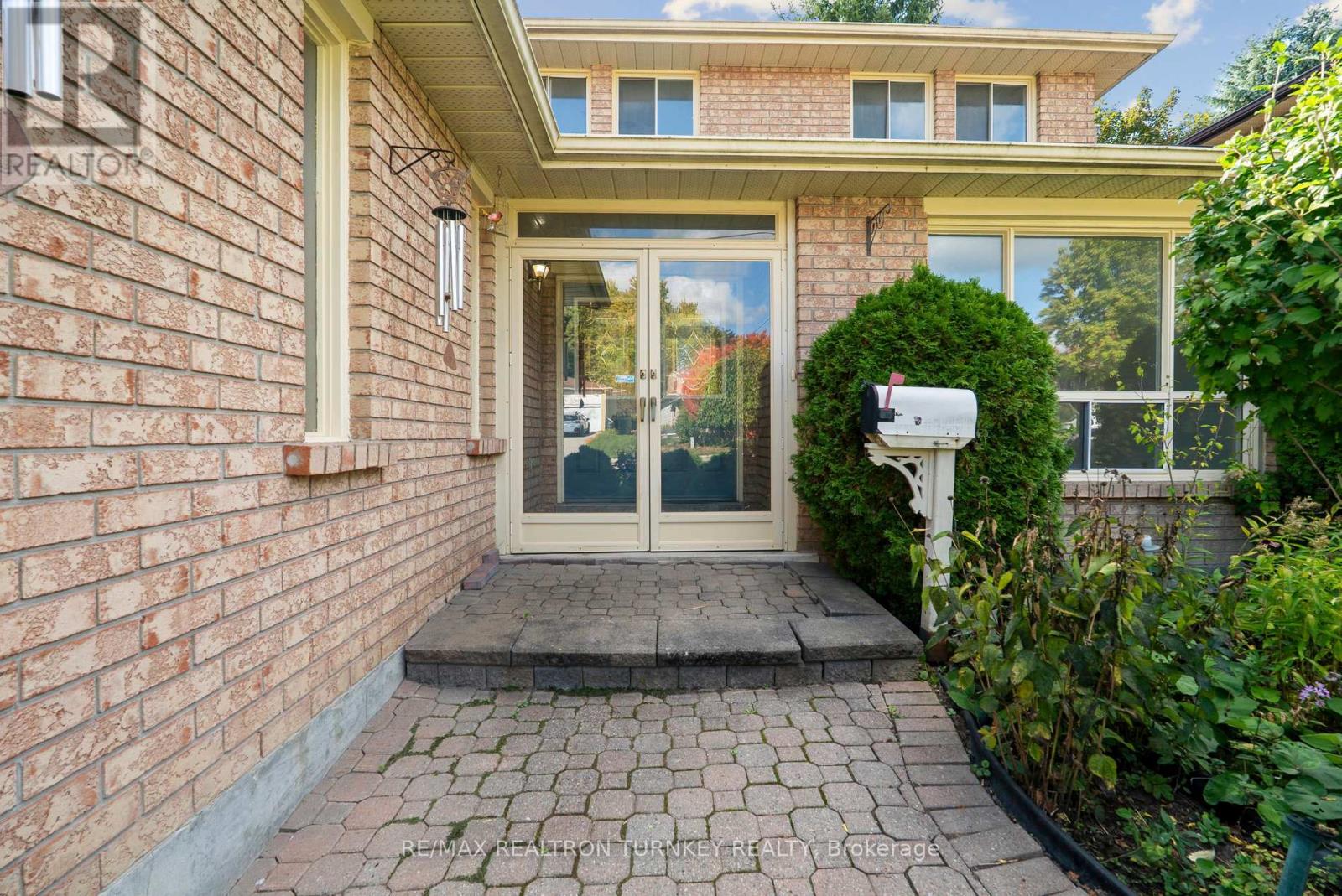 154 Meadowbank Road, Newmarket, Ontario  L3Y 4Y2 - Photo 2 - N12454881