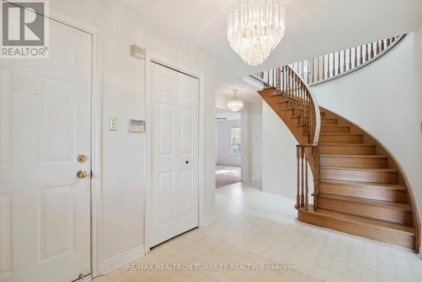 154 Meadowbank Road, Newmarket, Ontario  L3Y 4Y2 - Photo 3 - N12454881