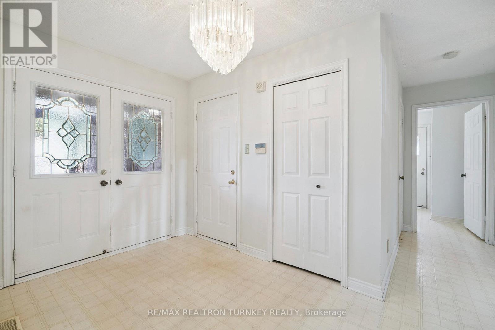 154 Meadowbank Road, Newmarket, Ontario  L3Y 4Y2 - Photo 4 - N12454881