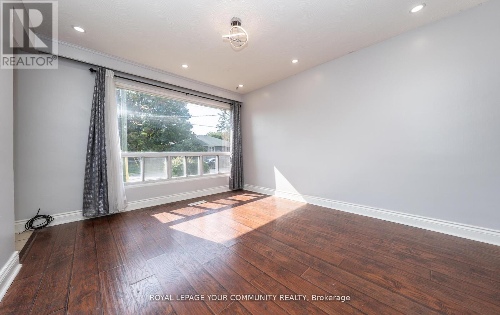 53 Newbury Drive, Newmarket, Ontario  L3Y 4P9 - Photo 5 - N12454952