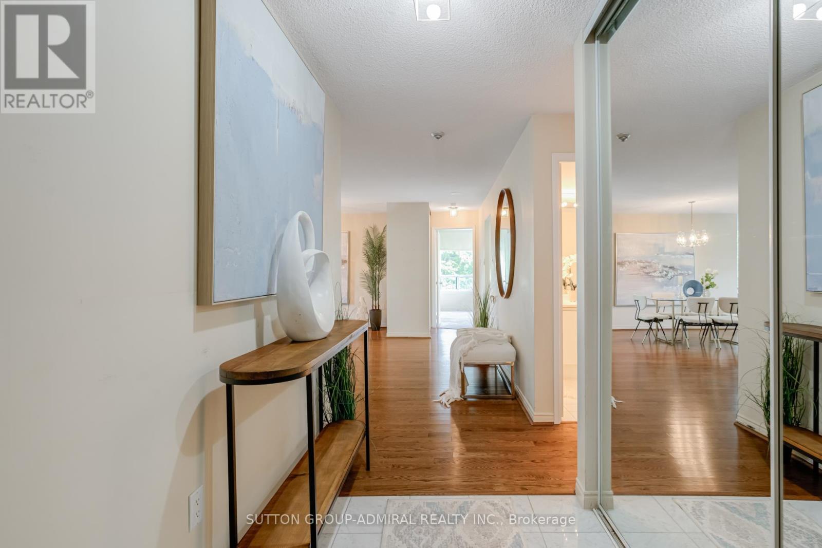 311 - 7250 Yonge Street, Vaughan, Ontario  L4J 7X1 - Photo 2 - N12454971