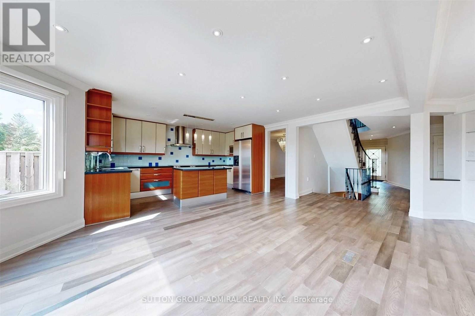 15 Dundurn Crescent, Vaughan, Ontario  L4J 6Z1 - Photo 11 - N12455000
