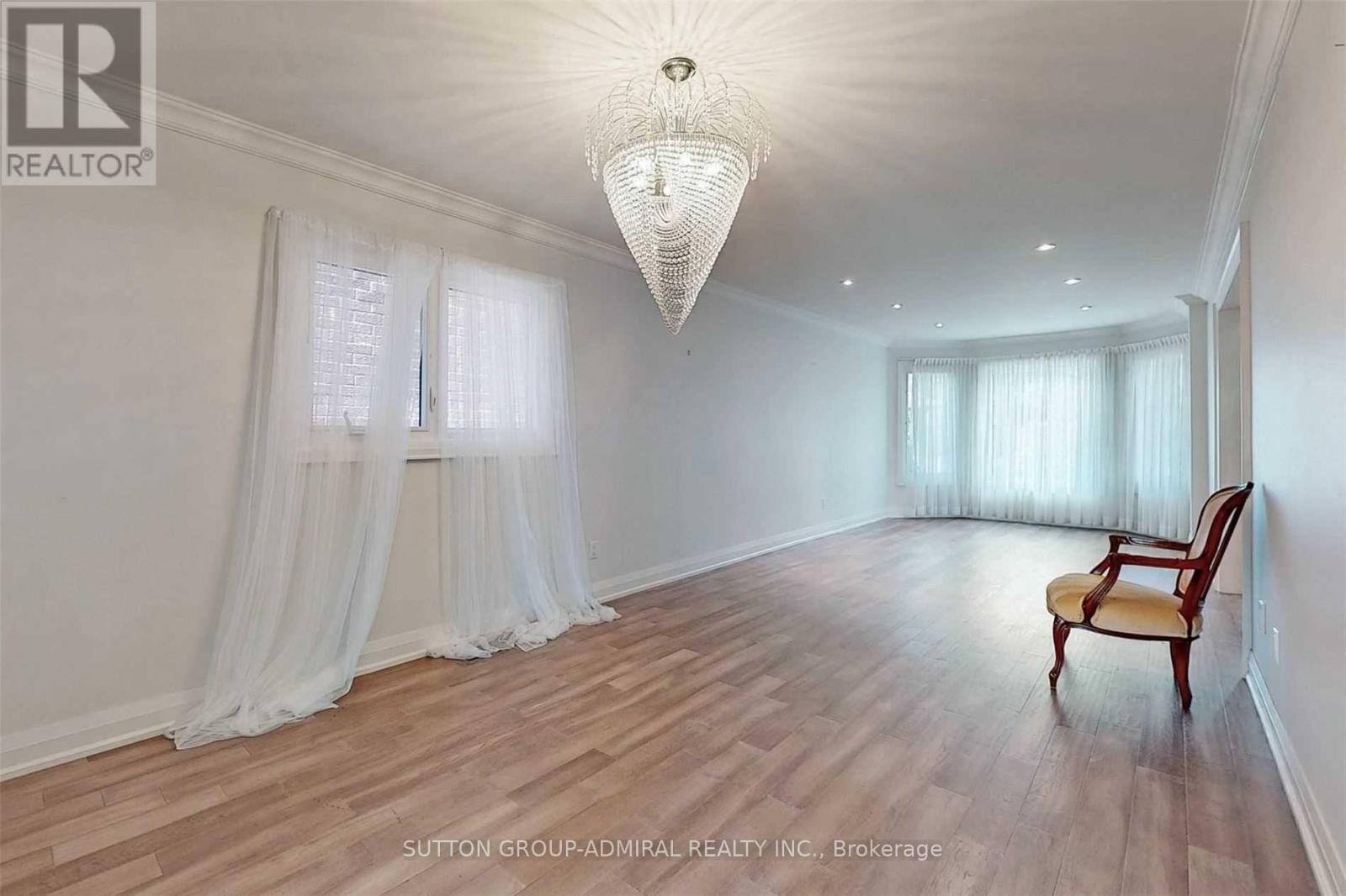 15 Dundurn Crescent, Vaughan, Ontario  L4J 6Z1 - Photo 4 - N12455000