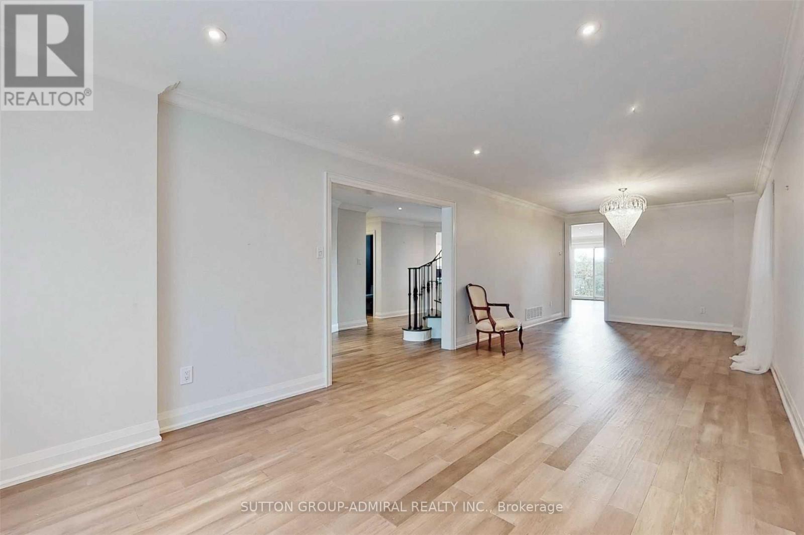 15 Dundurn Crescent, Vaughan, Ontario  L4J 6Z1 - Photo 5 - N12455000