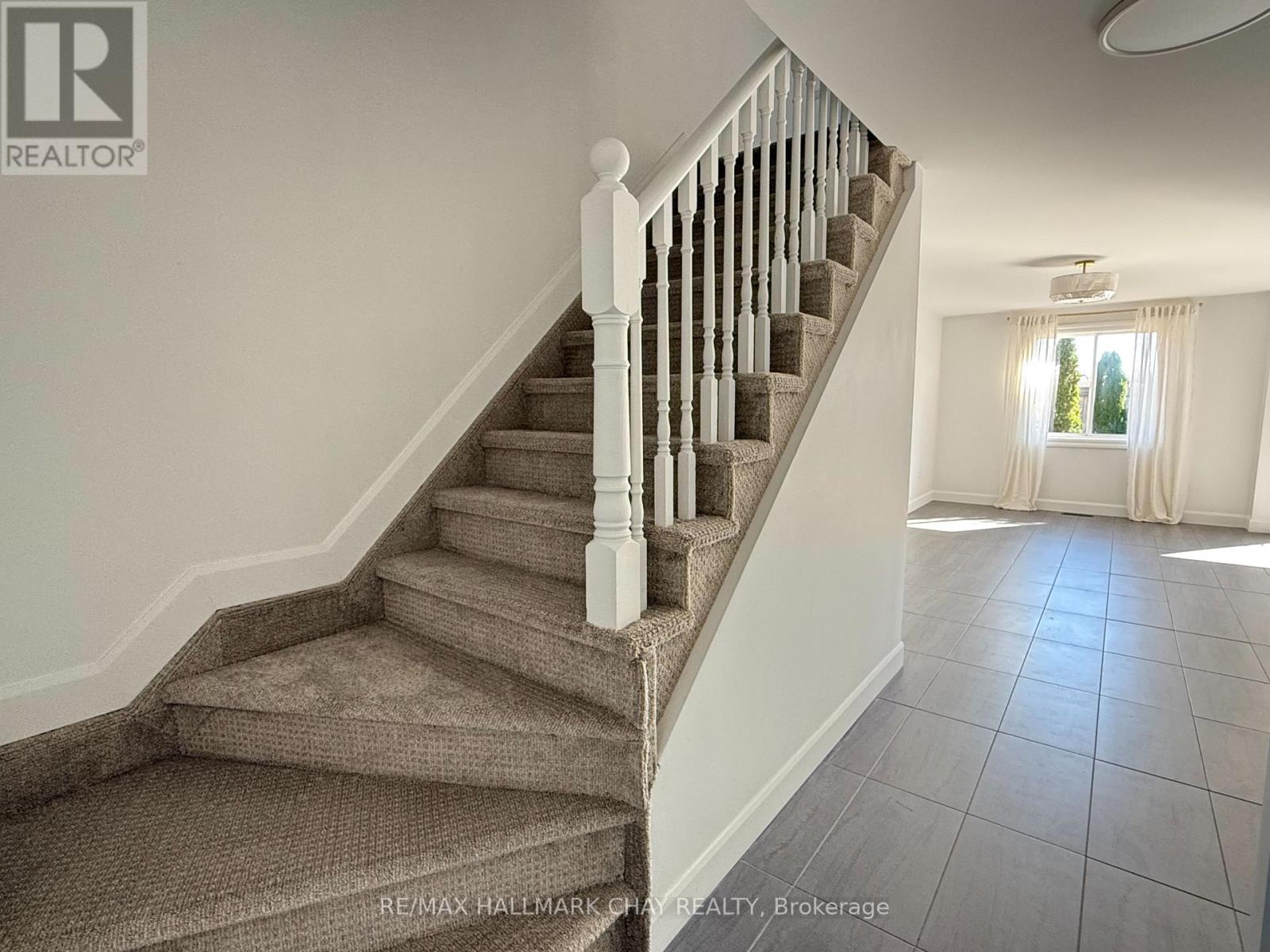 137 Courtney Crescent, Barrie, Ontario  L4N 5S9 - Photo 3 - S12454994