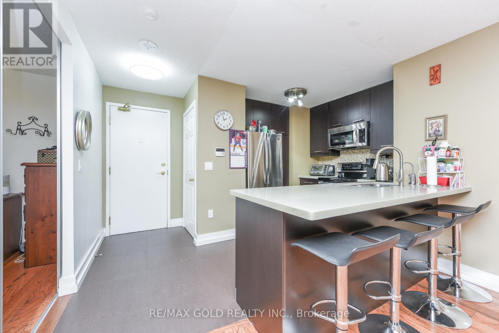 211 - 17 Michael Power Place, Toronto, Ontario  M9A 5G5 - Photo 8 - W12454891