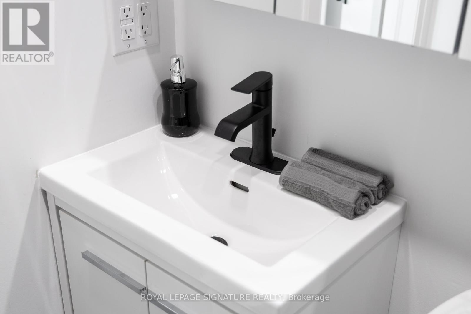 Main - 147 Lansdowne Avenue, Toronto, Ontario  M6K 2W1 - Photo 12 - W12454897