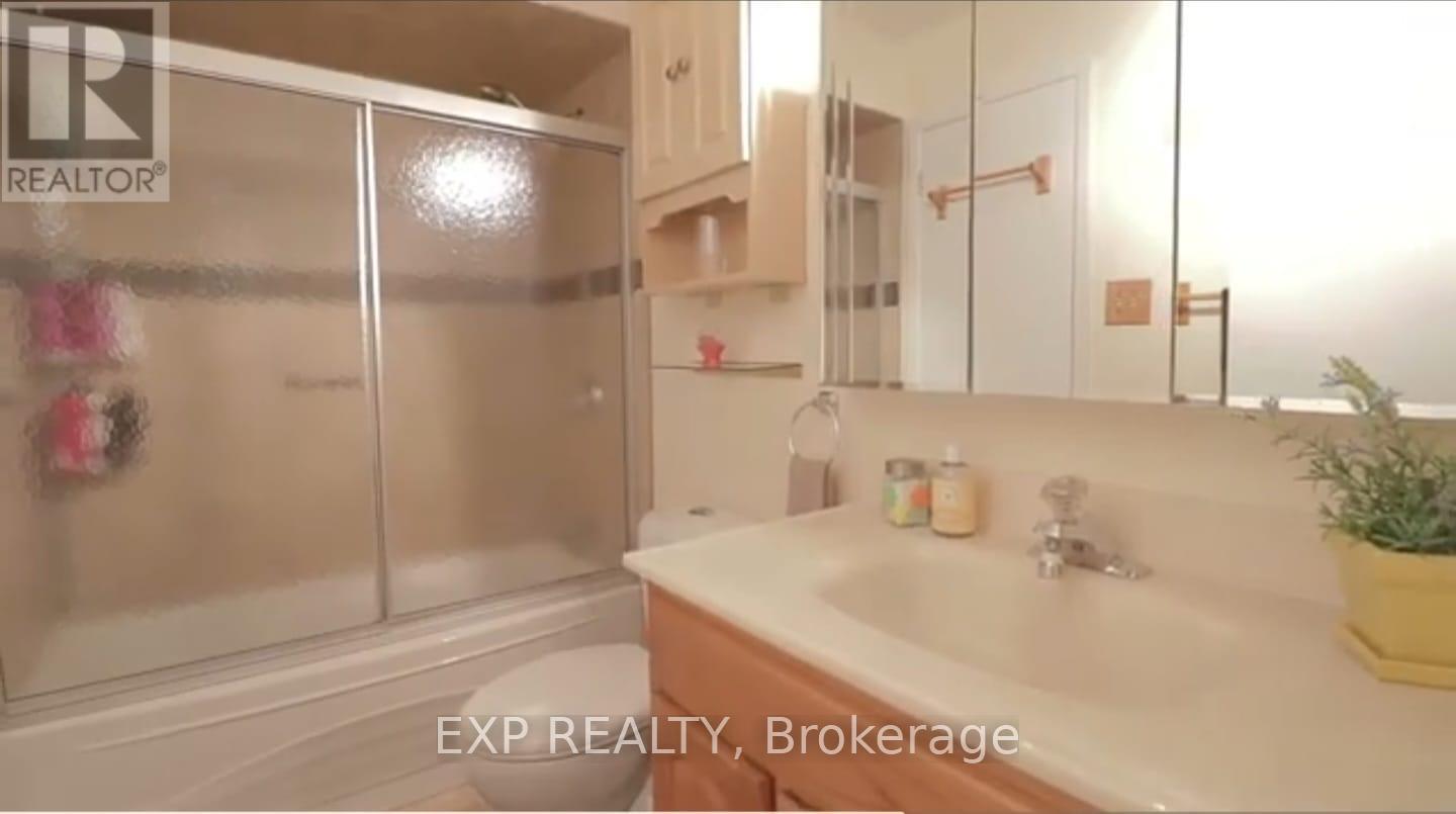 13 Foster Crescent, Brampton, Ontario  L6V 3M7 - Photo 10 - W12454917