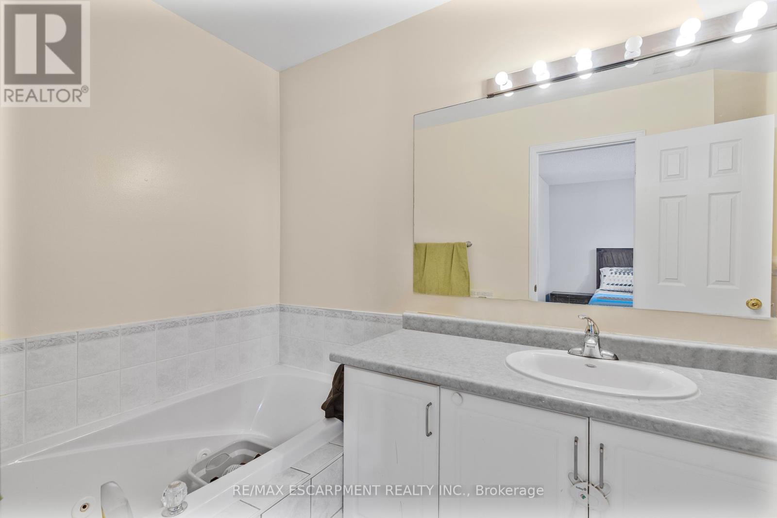 1060 Foxglove Place, Mississauga, Ontario  L5V 2N5 - Photo 28 - W12454960