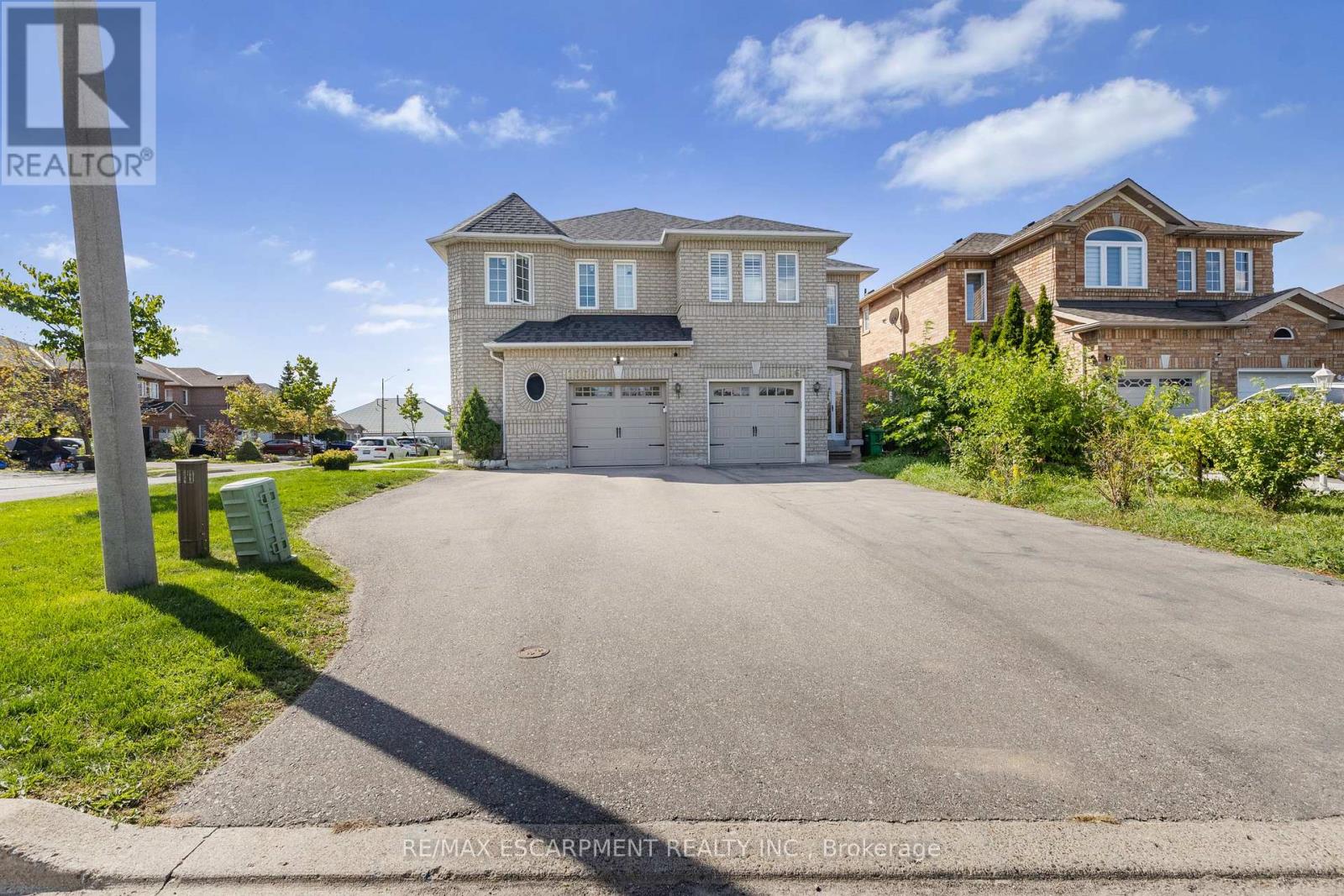 1060 Foxglove Place, Mississauga, Ontario  L5V 2N5 - Photo 5 - W12454960