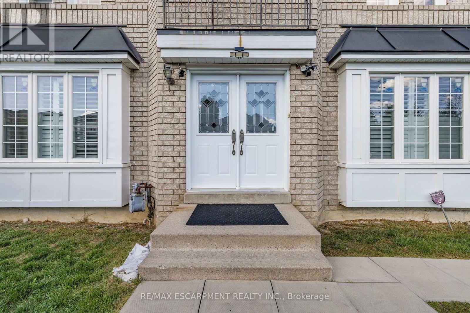 1060 Foxglove Place, Mississauga, Ontario  L5V 2N5 - Photo 8 - W12454960