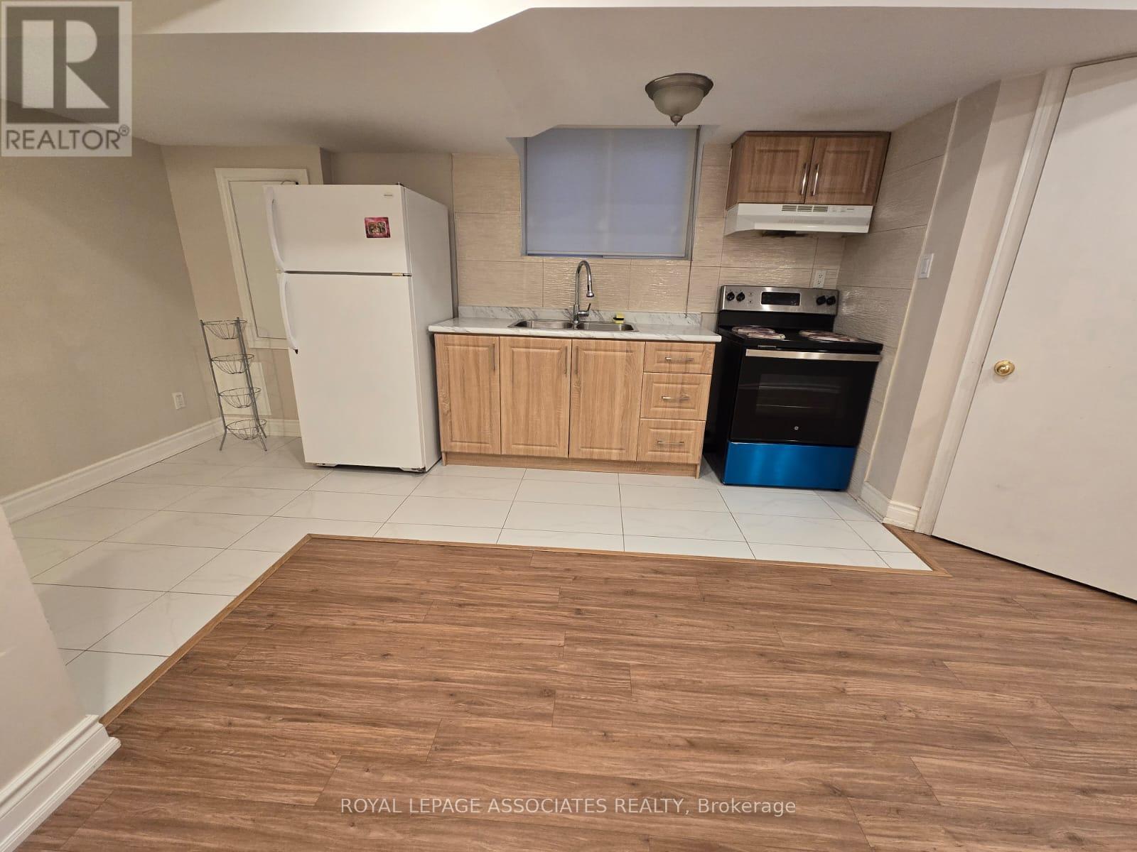 72 Starhill Crescent, Brampton, Ontario  L6R 2W1 - Photo 2 - W12454982