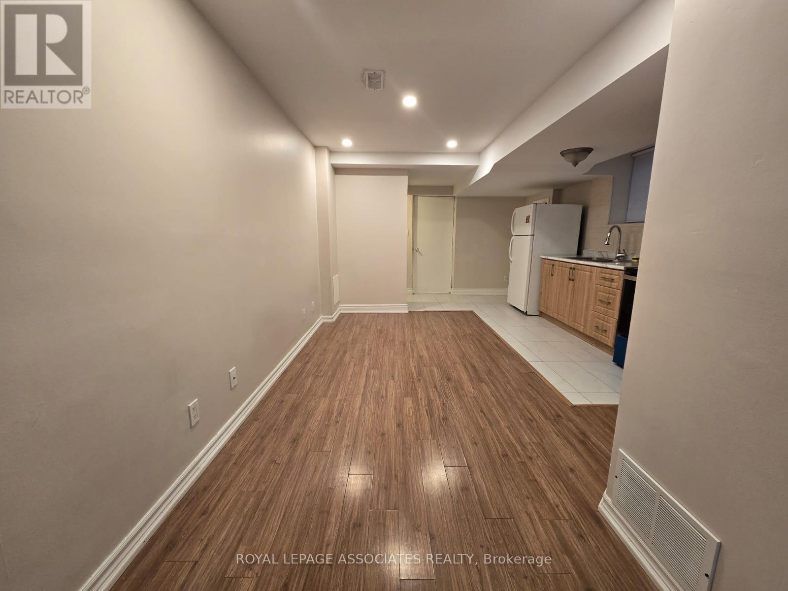 72 Starhill Crescent, Brampton, Ontario  L6R 2W1 - Photo 3 - W12454982