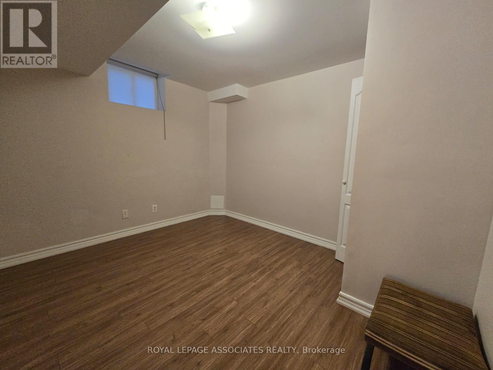72 Starhill Crescent, Brampton, Ontario  L6R 2W1 - Photo 5 - W12454982