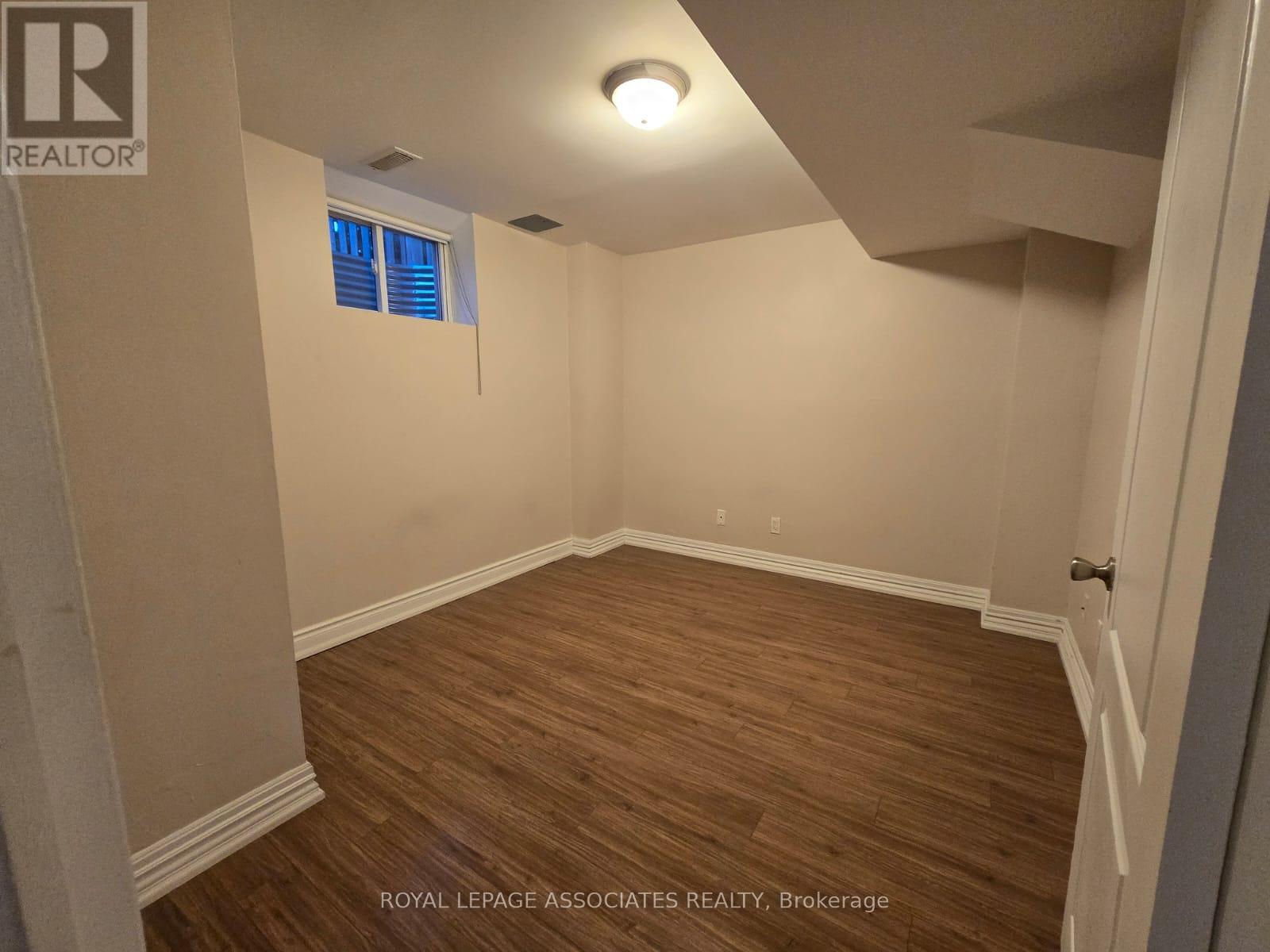 72 Starhill Crescent, Brampton, Ontario  L6R 2W1 - Photo 6 - W12454982