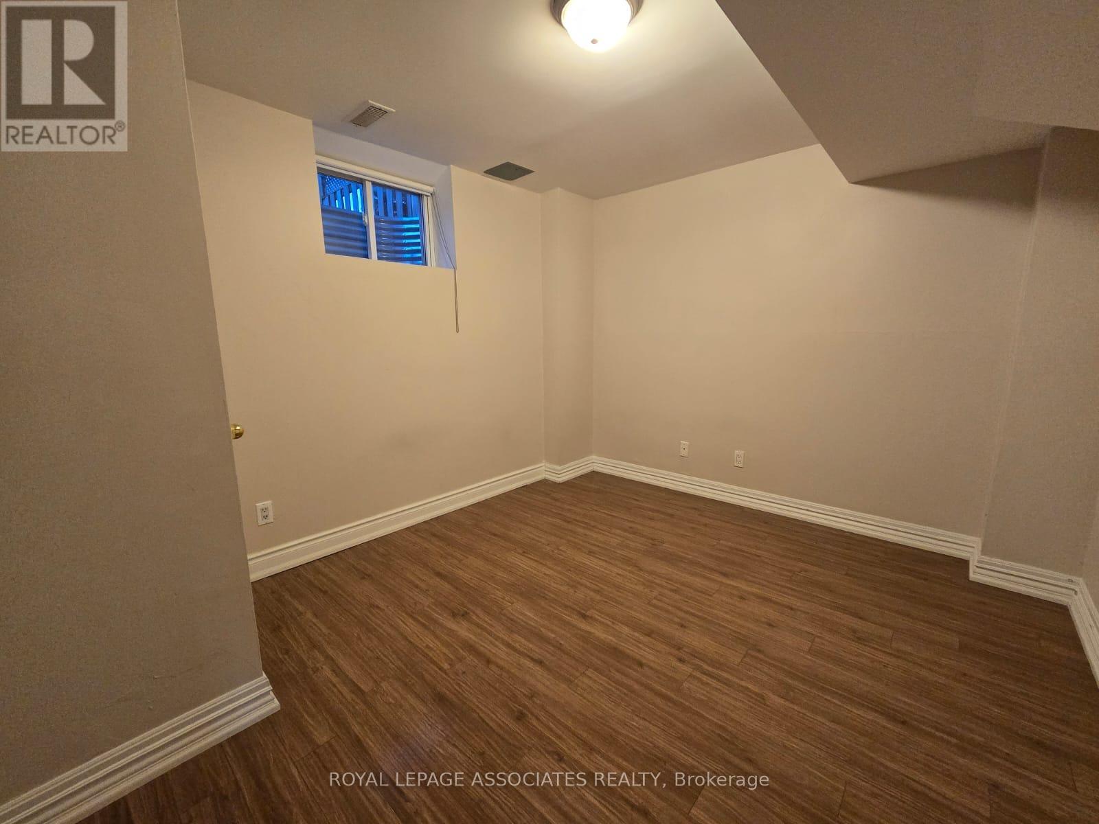72 Starhill Crescent, Brampton, Ontario  L6R 2W1 - Photo 7 - W12454982