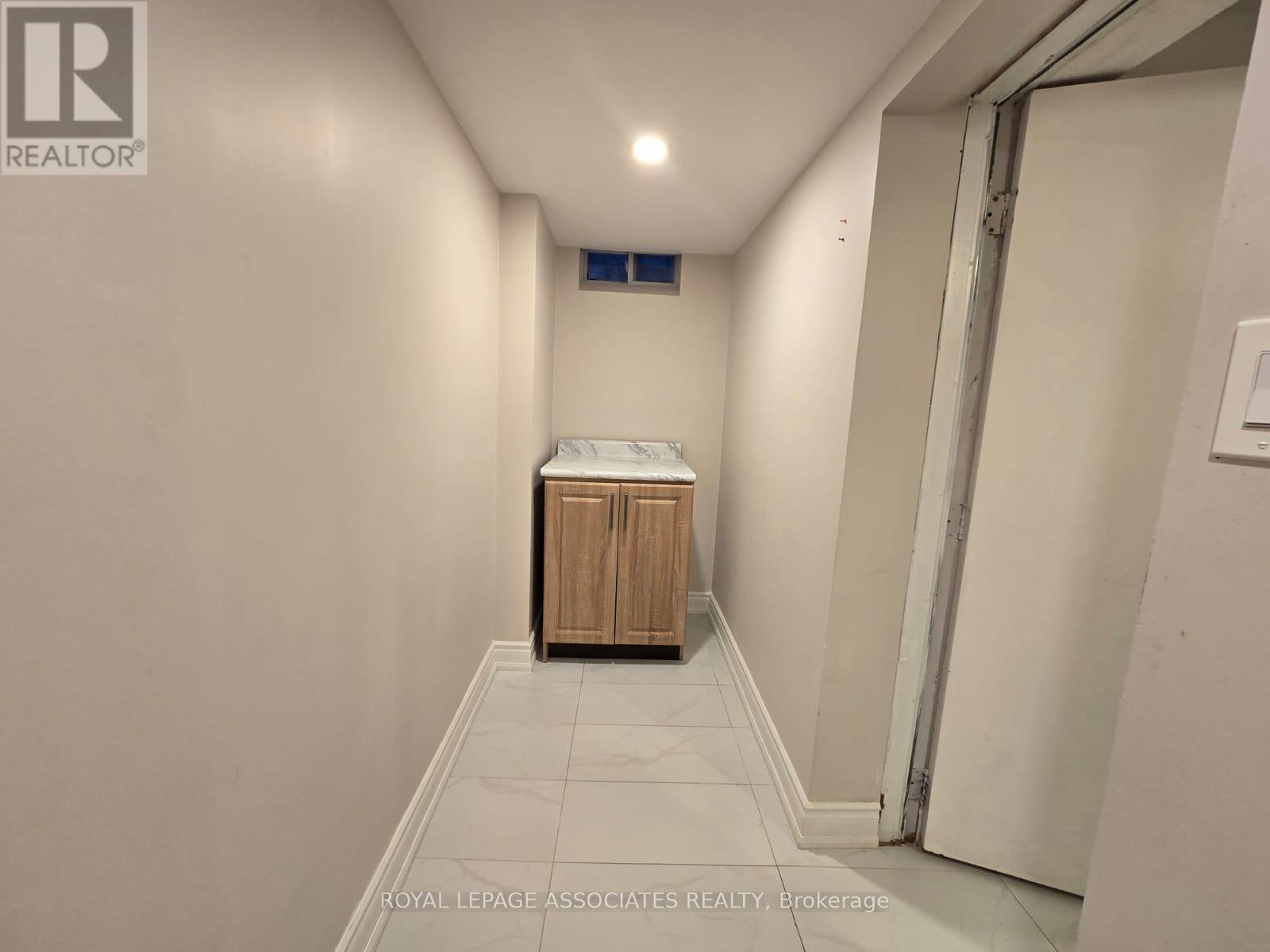 72 Starhill Crescent, Brampton, Ontario  L6R 2W1 - Photo 8 - W12454982