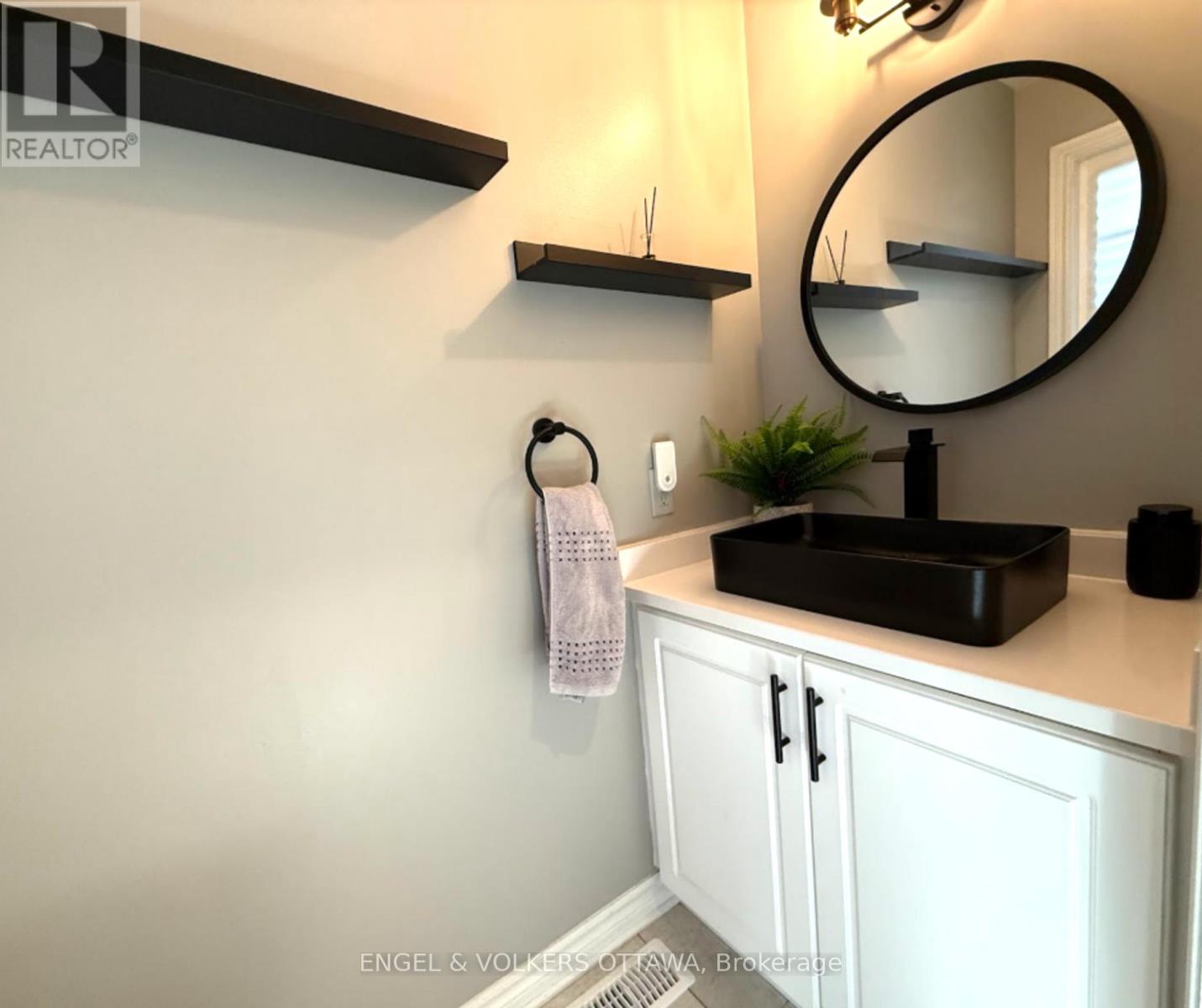 305 Grey Seal Circle, Ottawa, Ontario  K1V 2H4 - Photo 3 - X12455010