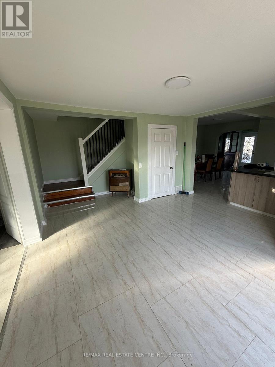 125 Davis Street, Thorold, Ontario  L2V 1E6 - Photo 2 - X12454930