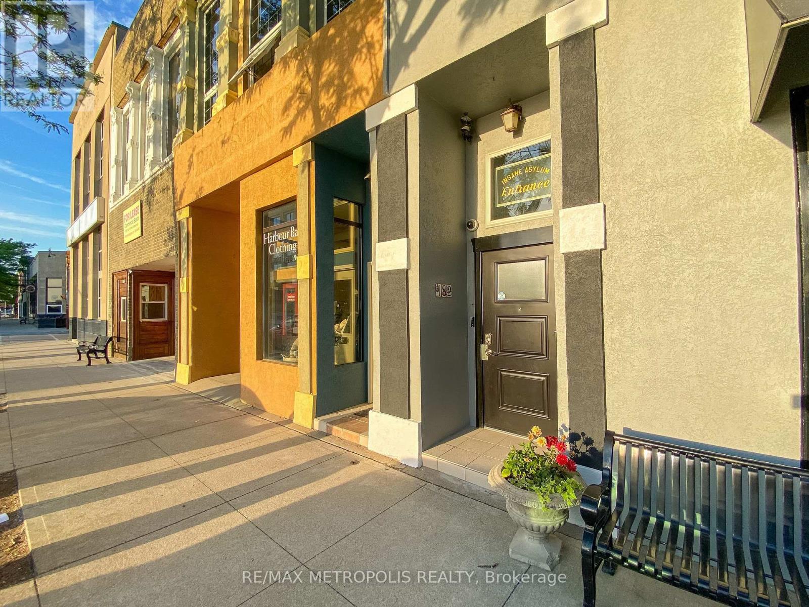 Upper - 182 Front Street N, Sarnia, Ontario  N7T 5S3 - Photo 4 - X12454958