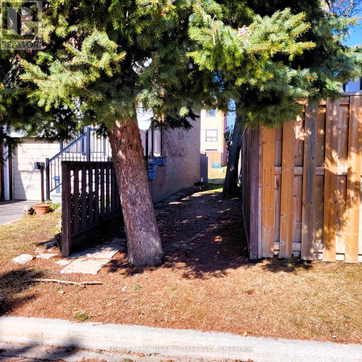 104 - 104 Baronwood Court, Brampton (Brampton North), Ontario  L6V 3H7 - Photo 2 - W12036372