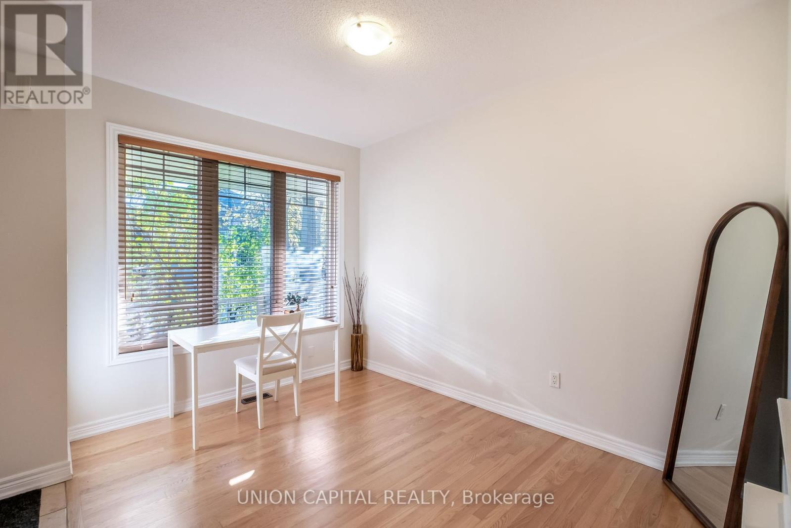 8 Stookes Crescent, Richmond Hill, Ontario  L4E 0J3 - Photo 4 - N12455020