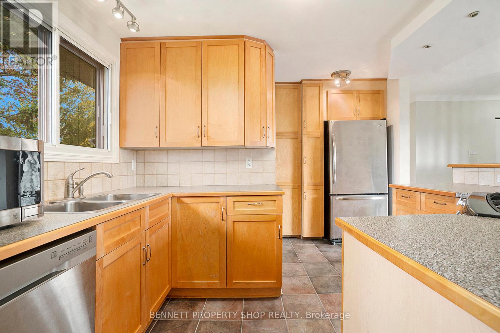17 Glenmanor Drive, Ottawa, Ontario  K2G 3E8 - Photo 10 - X12455124