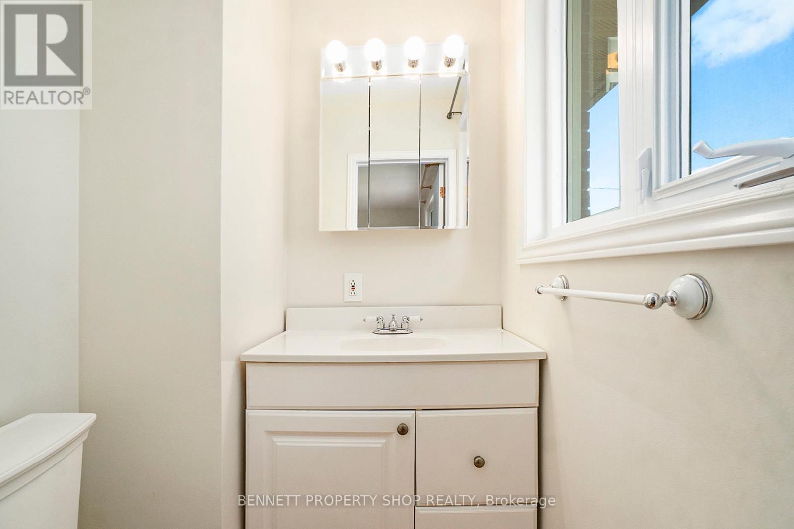 17 Glenmanor Drive, Ottawa, Ontario  K2G 3E8 - Photo 14 - X12455124