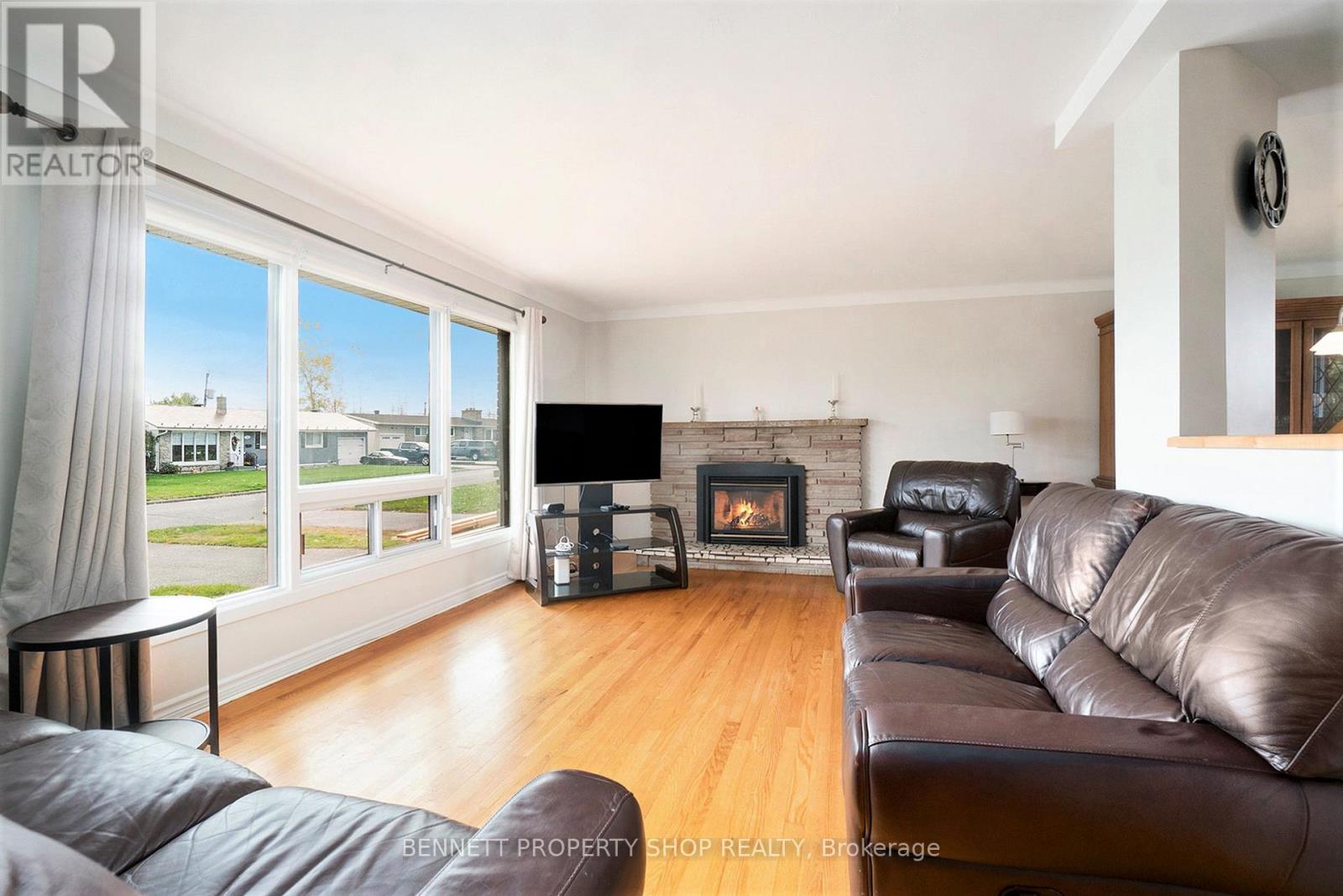 17 Glenmanor Drive, Ottawa, Ontario  K2G 3E8 - Photo 3 - X12455124