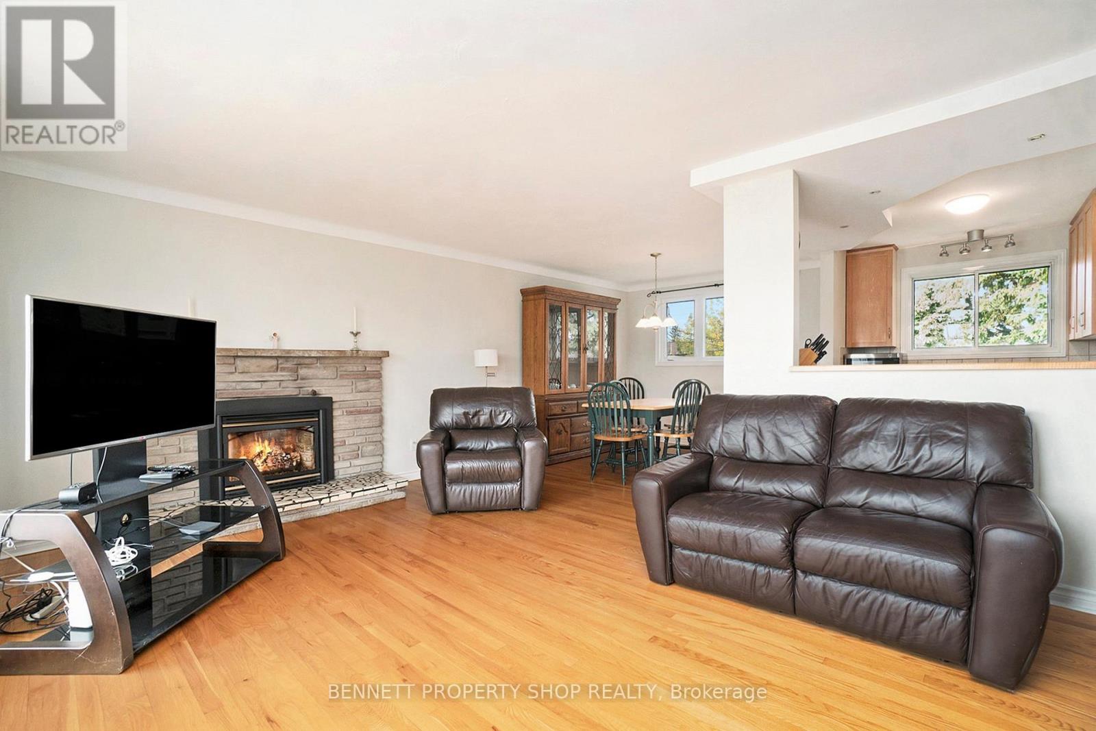17 Glenmanor Drive, Ottawa, Ontario  K2G 3E8 - Photo 4 - X12455124
