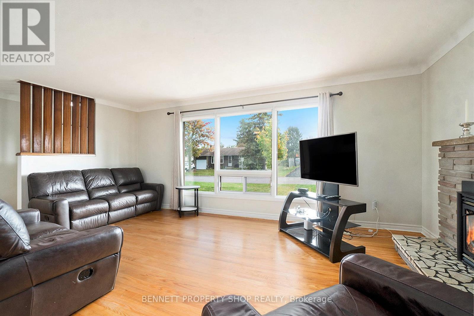 17 Glenmanor Drive, Ottawa, Ontario  K2G 3E8 - Photo 5 - X12455124