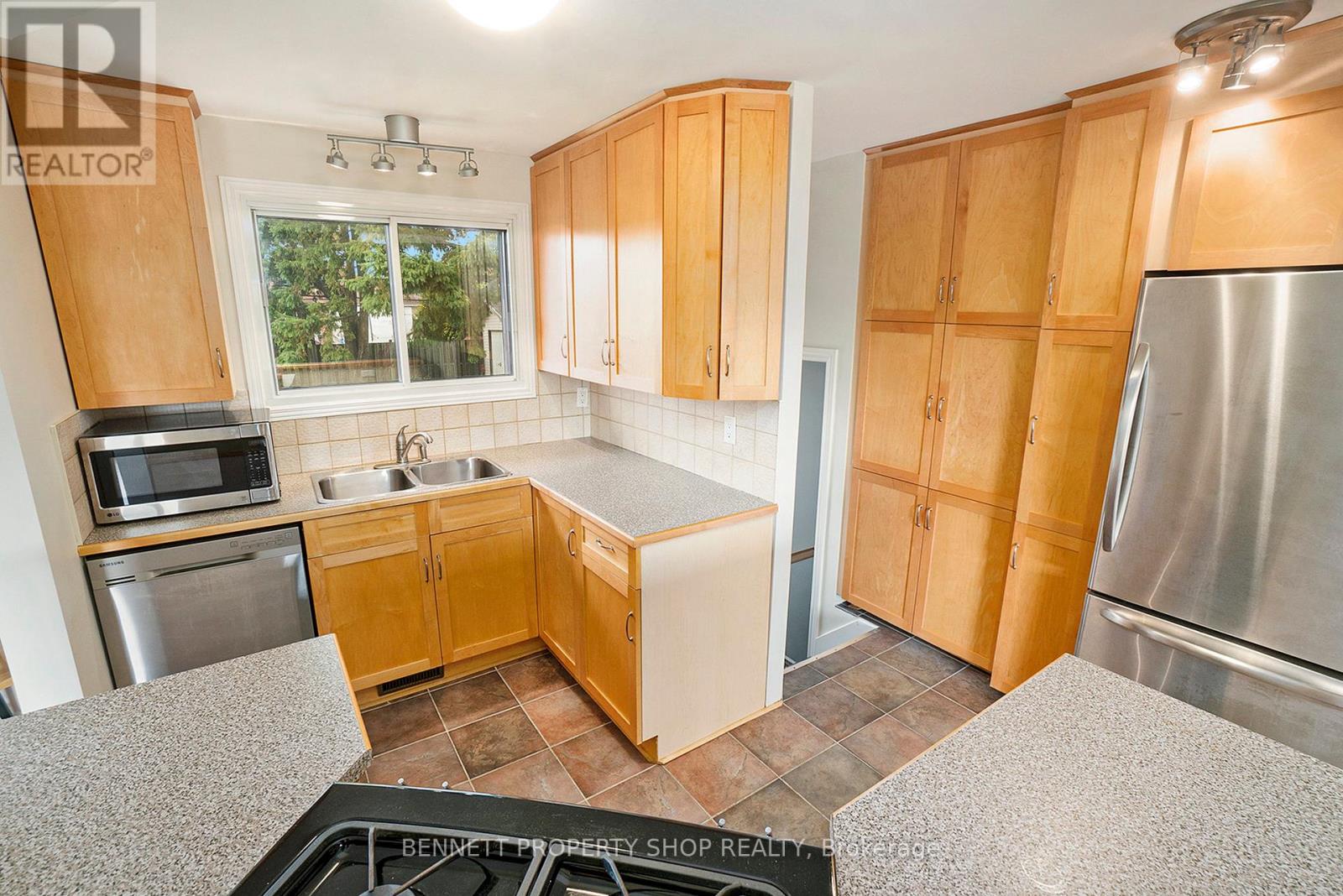 17 Glenmanor Drive, Ottawa, Ontario  K2G 3E8 - Photo 9 - X12455124