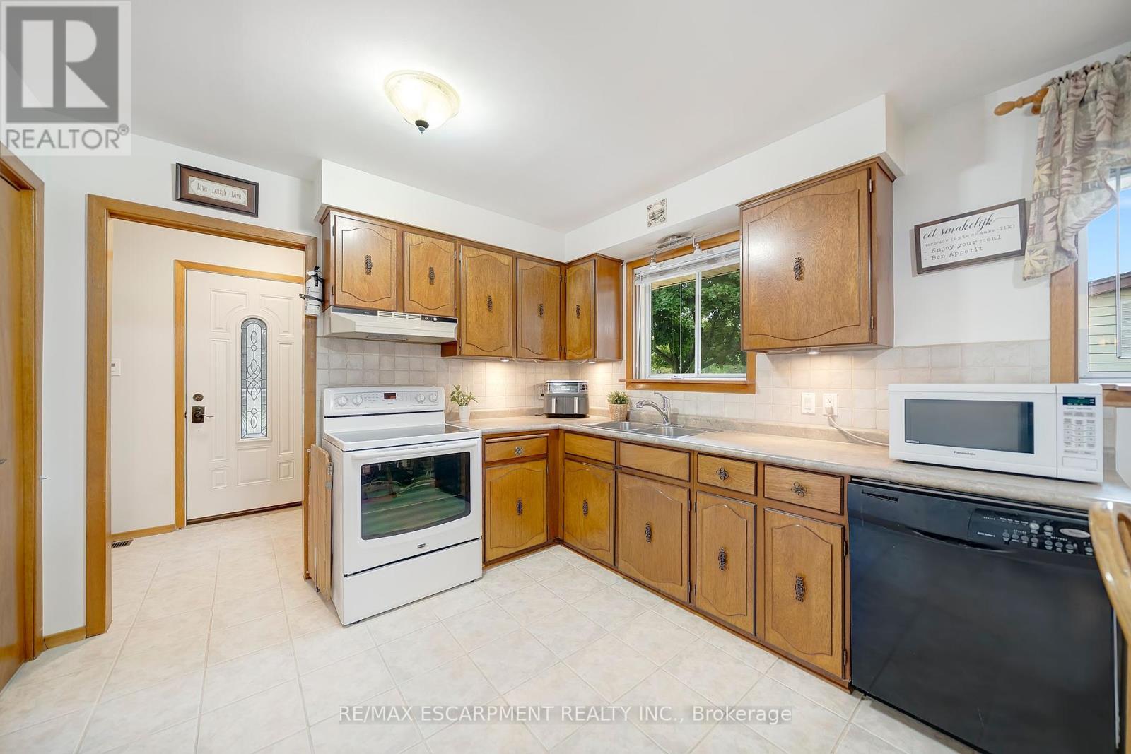 12 Geddes Street, Grimsby, Ontario  L3M 1J4 - Photo 10 - X12455017