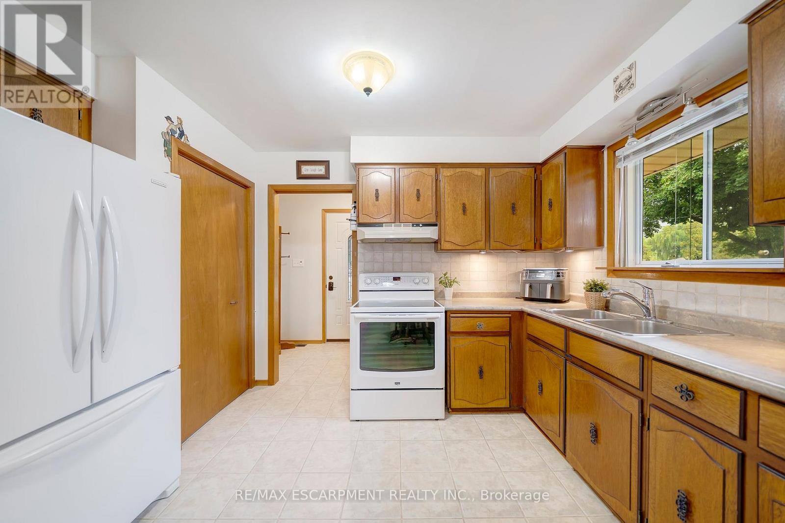 12 Geddes Street, Grimsby, Ontario  L3M 1J4 - Photo 11 - X12455017