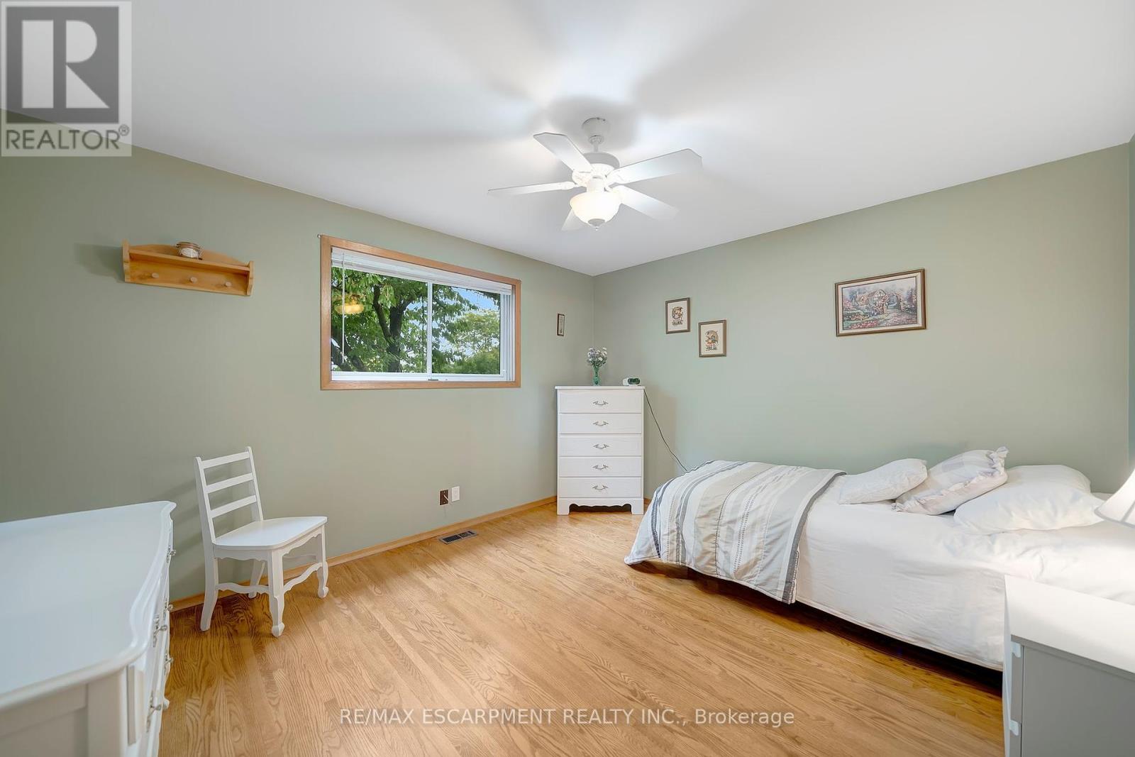 12 Geddes Street, Grimsby, Ontario  L3M 1J4 - Photo 14 - X12455017